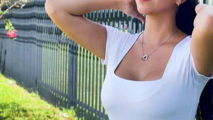 Die ineinandergreifende Herzen-Halskette „Ewige Umarmung“
